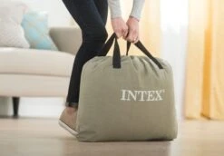 Intex Pillow Rest Raised Luchtbed - Queensize - Ingebouwde Elektrische Pomp 18 Intex Pillow Rest Raised Luchtbed - Queensize - Ingebouwde Elektrische Pomp -Openlucht Kampeer Winkel 1320 1900 64124 inuse1 2017 300