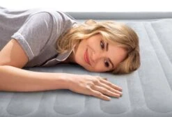 Intex Comfort Plush Hoog Luchtbed - Eenpersoons - Ingebouwde Elektrische Pomp 18 Intex Comfort Plush Hoog Luchtbed - Eenpersoons - Ingebouwde Elektrische Pomp -Openlucht Kampeer Winkel 1320 1900 64412 inuse2 2022 300