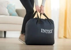 Intex Ultra Plush Luchtbed - Eenpersoons - Ingebouwde Elektrische Pomp 15 Intex Ultra Plush Luchtbed - Eenpersoons - Ingebouwde Elektrische Pomp -Openlucht Kampeer Winkel 1320 1900 64426 inuse1 2020 300