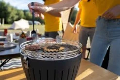 LotusGrill XL Hybrid Houtskoolbarbecue - Rood -Openlucht Kampeer Winkel lotusgrill in gebruik hamburger 3